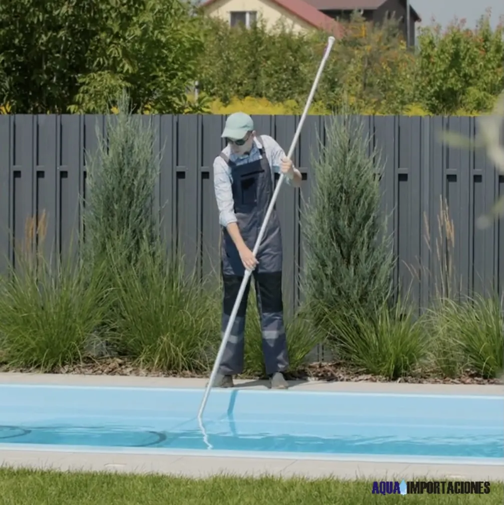 Limpieza manual del fondo de una piscina